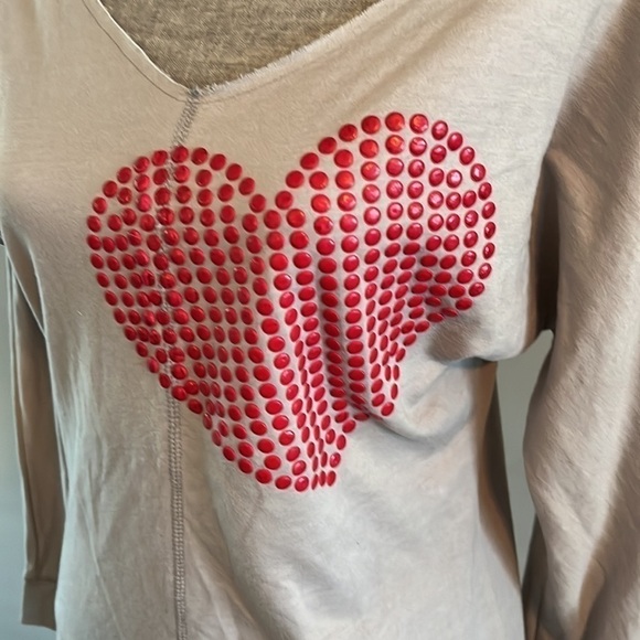Wet Seal size small lightweight vneck sweatshirt with puffed red heart on front - Picture 3 of 7